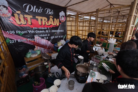 Gala Ngày của phở: Hàng chục gian hàng phục vụ hết công suất, khách xếp hàng chờ - Ảnh 19. Gala Ngày của phở: Hàng chục gian hàng phục vụ hết công suất, khách xếp hàng chờ - Ảnh 19.