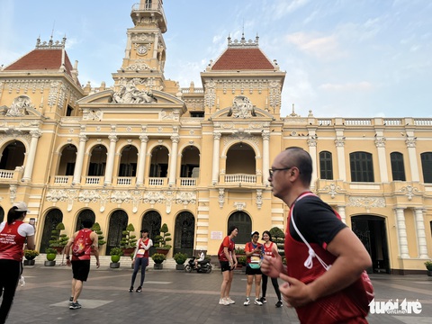 Hơn 12.000 người chạy giải marathon quảng bá du lịch TP.HCM - Ảnh 2. Hơn 12.000 người chạy giải marathon quảng bá du lịch TP.HCM - Ảnh 2.