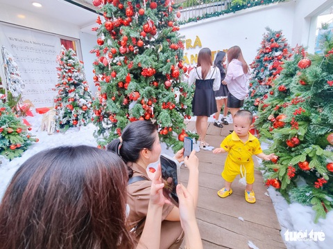 Già trẻ gì ở Sài Gòn cũng lên đồ đón Giáng sinh sớm - Ảnh 3. Già trẻ gì ở Sài Gòn cũng lên đồ đón Giáng sinh sớm - Ảnh 3.