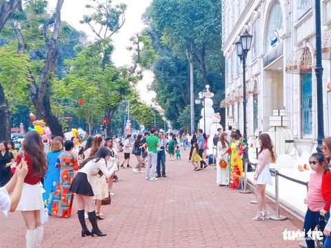 Già trẻ gì ở Sài Gòn cũng lên đồ đón Giáng sinh sớm - Ảnh 4. Già trẻ gì ở Sài Gòn cũng lên đồ đón Giáng sinh sớm - Ảnh 4.