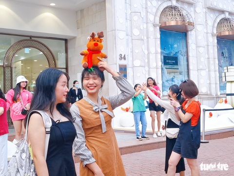 Già trẻ gì ở Sài Gòn cũng lên đồ đón Giáng sinh sớm - Ảnh 1. Già trẻ gì ở Sài Gòn cũng lên đồ đón Giáng sinh sớm - Ảnh 1.