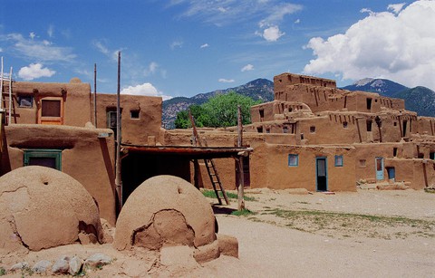 Những ngôi nhà pueblo hồi sinh ở Santa Fe - Ảnh 1. Những ngôi nhà pueblo hồi sinh ở Santa Fe - Ảnh 1.