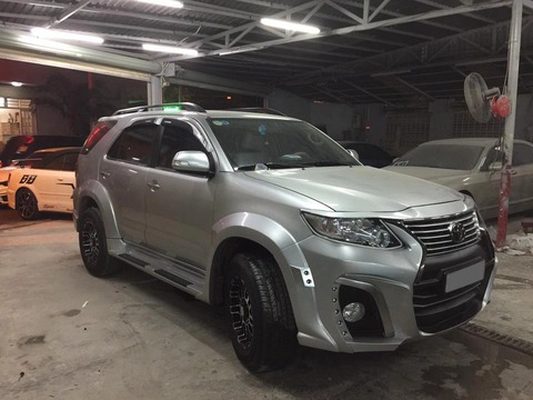Hãng độ hô biến Toyota Fortuner cũ sang phong cách Lexus nhưng trông hơi... sai sai - Ảnh 3. Hãng độ hô biến Toyota Fortuner cũ sang phong cách Lexus nhưng trông hơi... sai sai - Ảnh 3.