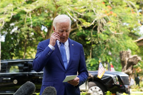 Tổng thống Biden gọi điện cho ông Zelensky, cam kết hỗ trợ Ukraine - Ảnh 1. Tổng thống Biden gọi điện cho ông Zelensky, cam kết hỗ trợ Ukraine - Ảnh 1.