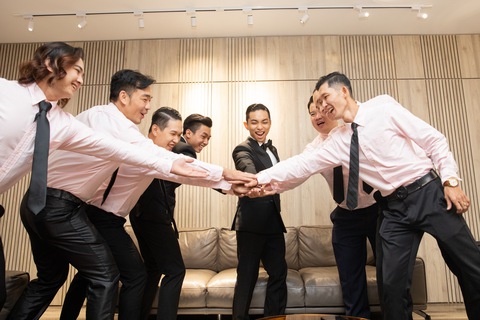 Khánh Thi - Phan Hiển nhận tiền, vàng trĩu tay ngày ăn hỏi - Ảnh 3. Khánh Thi - Phan Hiển nhận tiền, vàng trĩu tay ngày ăn hỏi - Ảnh 3.