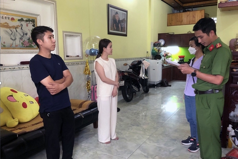 Vụ múa thoát y tại quán karaoke: Khởi tố băng nhóm bắt giữ, ép buộc nhiều cô gái vay nợ, bán dâm - Ảnh 1. Vụ múa thoát y tại quán karaoke: Khởi tố băng nhóm bắt giữ, ép buộc nhiều cô gái vay nợ, bán dâm - Ảnh 1.