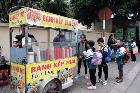 Nhà nguyên bí thư huyện xài chùa điện gần chục năm sao chỉ phạt hành chính? - Ảnh 2. Nhà nguyên bí thư huyện xài chùa điện gần chục năm sao chỉ phạt hành chính? - Ảnh 2.