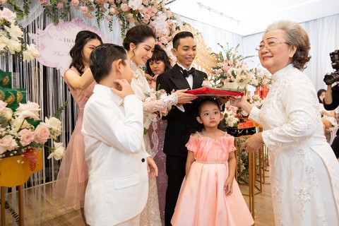 Khánh Thi - Phan Hiển nhận tiền, vàng trĩu tay ngày ăn hỏi - Ảnh 7. Khánh Thi - Phan Hiển nhận tiền, vàng trĩu tay ngày ăn hỏi - Ảnh 7.