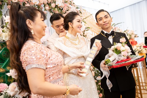 Khánh Thi - Phan Hiển nhận tiền, vàng trĩu tay ngày ăn hỏi - Ảnh 8. Khánh Thi - Phan Hiển nhận tiền, vàng trĩu tay ngày ăn hỏi - Ảnh 8.