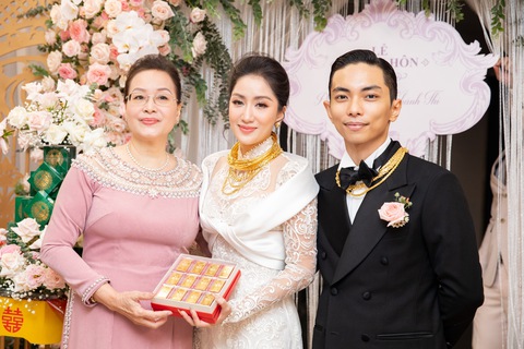 Khánh Thi - Phan Hiển nhận tiền, vàng trĩu tay ngày ăn hỏi - Ảnh 9. Khánh Thi - Phan Hiển nhận tiền, vàng trĩu tay ngày ăn hỏi - Ảnh 9.