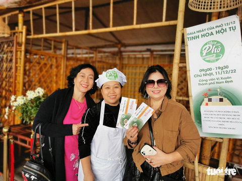 Gala Ngày của phở: Hàng chục gian hàng phục vụ hết công suất, khách xếp hàng chờ - Ảnh 33. Gala Ngày của phở: Hàng chục gian hàng phục vụ hết công suất, khách xếp hàng chờ - Ảnh 33.
