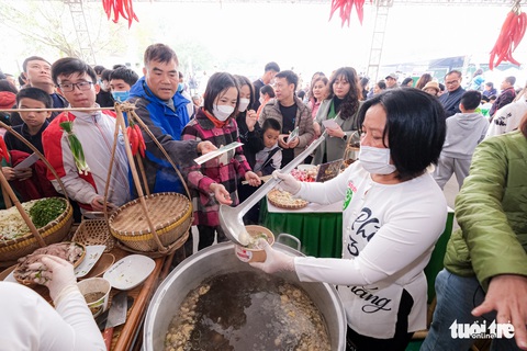 Hàng vạn người tới cuộc hành hương của phở - Ảnh 1. Hàng vạn người tới cuộc hành hương của phở - Ảnh 1.
