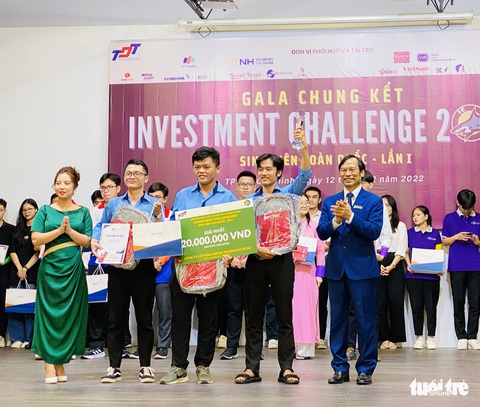 Thi đầu tư chứng khoán: Nhóm sinh viên lời đến 10-40% sau hai tháng mua bán cổ phiếu - Ảnh 2. Thi đầu tư chứng khoán: Nhóm sinh viên lời đến 10-40% sau hai tháng mua bán cổ phiếu - Ảnh 2.