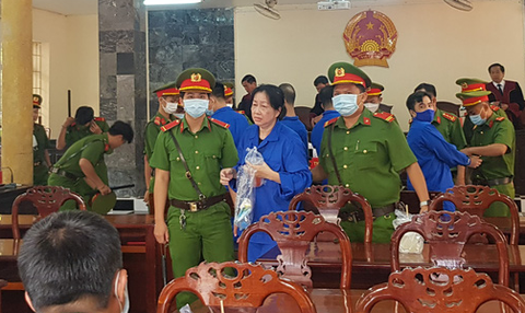 Tin tức sáng 13-12: Trùm buôn lậu Mười Tường lại hầu tòa; Tâm lý găm USD được giải tỏa - Ảnh 3. Tin tức sáng 13-12: Trùm buôn lậu Mười Tường lại hầu tòa; Tâm lý găm USD được giải tỏa - Ảnh 3.