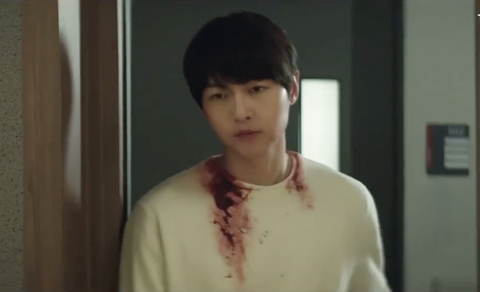 2 cảnh ôm, hôn đầy gượng ép của Song Joong Ki với Shin Hyun Bin trong Reborn rich - Ảnh 2. 2 cảnh ôm, hôn đầy gượng ép của Song Joong Ki với Shin Hyun Bin trong Reborn rich - Ảnh 2.
