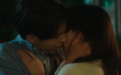 2 cảnh ôm, hôn đầy gượng ép của Song Joong Ki với Shin Hyun Bin trong Reborn rich - Ảnh 5. 2 cảnh ôm, hôn đầy gượng ép của Song Joong Ki với Shin Hyun Bin trong Reborn rich - Ảnh 5.