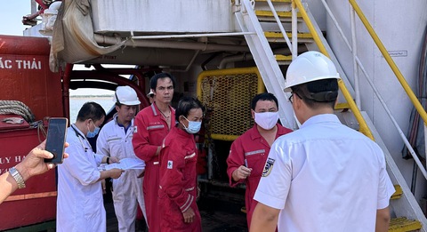 Tàu cá và tàu hàng va chạm khiến một ngư dân mất tích - Ảnh 2. Tàu cá và tàu hàng va chạm khiến một ngư dân mất tích - Ảnh 2.