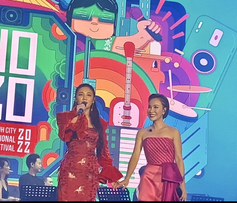 ‘Mẹ con Cám’ nắm tay song ca, hôn nhau chụt chụt sau 12 năm xa cách - Ảnh 1. ‘Mẹ con Cám’ nắm tay song ca, hôn nhau chụt chụt sau 12 năm xa cách - Ảnh 1.
