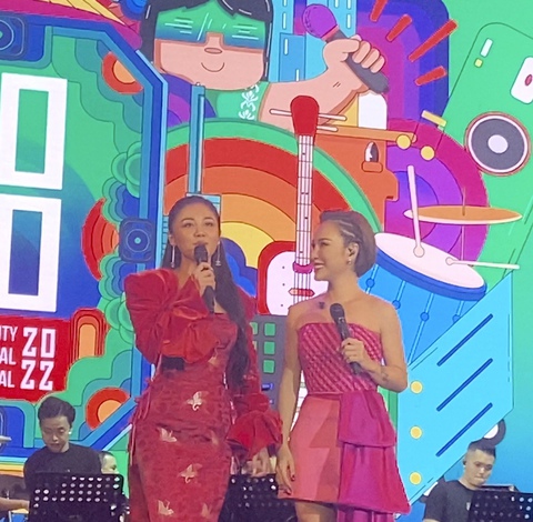 ‘Mẹ con Cám’ nắm tay song ca, hôn nhau chụt chụt sau 12 năm xa cách - Ảnh 2. ‘Mẹ con Cám’ nắm tay song ca, hôn nhau chụt chụt sau 12 năm xa cách - Ảnh 2.