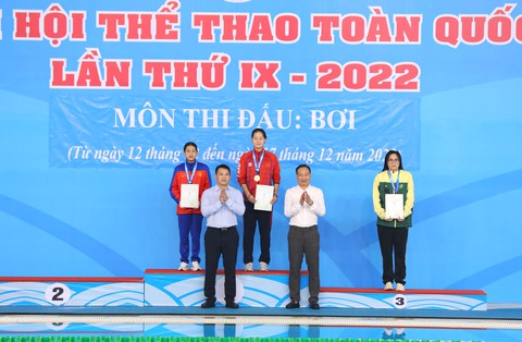 Trao hai huy chương vàng cho hai kình ngư về đích cùng lúc ở Đại hội thể thao toàn quốc 2022 - Ảnh 1. Trao hai huy chương vàng cho hai kình ngư về đích cùng lúc ở Đại hội thể thao toàn quốc 2022 - Ảnh 1.