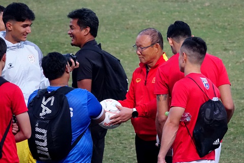HLV Park Hang Seo giới thiệu bóng thi đấu AFF Cup 2022 cho tuyển Philippines - Ảnh 1. HLV Park Hang Seo giới thiệu bóng thi đấu AFF Cup 2022 cho tuyển Philippines - Ảnh 1.