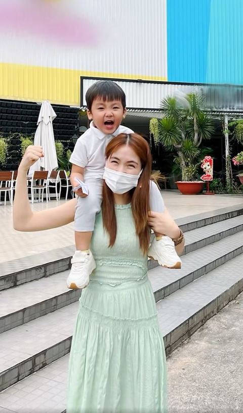 Ảnh vui sao Việt 13-12: Hòa Minzy làm ‘lực sĩ’ của con trai - Ảnh 1. Ảnh vui sao Việt 13-12: Hòa Minzy làm ‘lực sĩ’ của con trai - Ảnh 1.