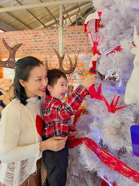 Ảnh vui sao Việt 13-12: Hòa Minzy làm ‘lực sĩ’ của con trai - Ảnh 7. Ảnh vui sao Việt 13-12: Hòa Minzy làm ‘lực sĩ’ của con trai - Ảnh 7.
