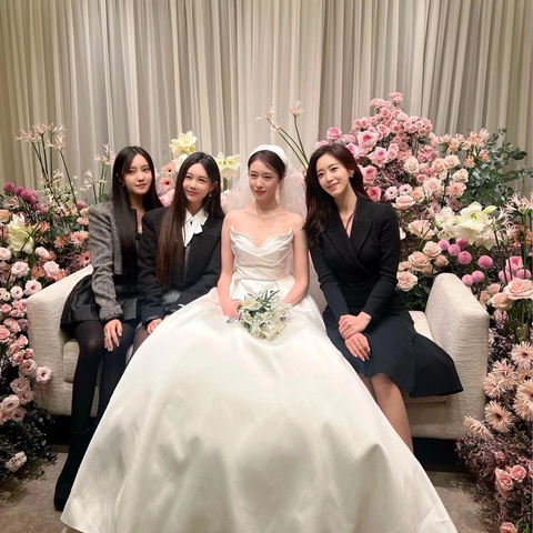 IU chơi lớn, tặng hẳn vương miện ngọc trai làm quà cưới cho Ji Yeon - Ảnh 3. IU chơi lớn, tặng hẳn vương miện ngọc trai làm quà cưới cho Ji Yeon - Ảnh 3.