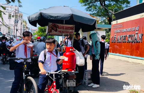 Hàng rong trước cổng trường: Nỗi bất an rõ như ban ngày - Ảnh 1. Hàng rong trước cổng trường: Nỗi bất an rõ như ban ngày - Ảnh 1.