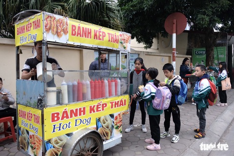 Hàng rong trước cổng trường: Nỗi bất an rõ như ban ngày - Ảnh 3. Hàng rong trước cổng trường: Nỗi bất an rõ như ban ngày - Ảnh 3.