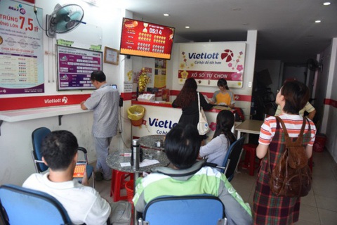 Các điểm bán Vietlott nhộn nhịp với Jackpot vượt 134 tỉ đồng - Ảnh 2. Các điểm bán Vietlott nhộn nhịp với Jackpot vượt 134 tỉ đồng - Ảnh 2.
