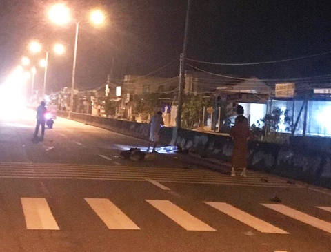 Xe máy đâm vào dải phân cách quốc lộ 1, hai nam thanh niên tử vong - Ảnh 1. Xe máy đâm vào dải phân cách quốc lộ 1, hai nam thanh niên tử vong - Ảnh 1.