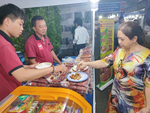 Tin tức sáng 13-12: Trùm buôn lậu Mười Tường lại hầu tòa; Tâm lý găm USD được giải tỏa - Ảnh 6. Tin tức sáng 13-12: Trùm buôn lậu Mười Tường lại hầu tòa; Tâm lý găm USD được giải tỏa - Ảnh 6.