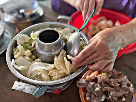 Chừng nào con về nấu lẩu cù lao với ngoại? - Ảnh 4. Chừng nào con về nấu lẩu cù lao với ngoại? - Ảnh 4.