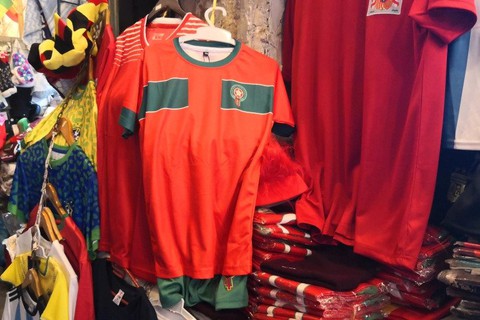 Áo và cờ Morocco cháy hàng tại Qatar - Ảnh 1. Áo và cờ Morocco cháy hàng tại Qatar - Ảnh 1.