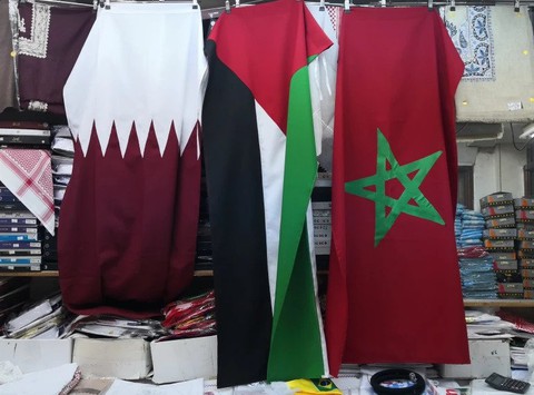 Áo và cờ Morocco cháy hàng tại Qatar - Ảnh 2. Áo và cờ Morocco cháy hàng tại Qatar - Ảnh 2.