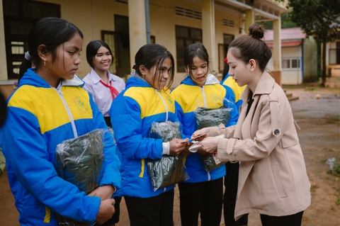 Trường Giang làm shipper trong phim Tết 2023; Mỹ Tâm có 7 ca khúc xếp hạng Làn sóng xanh 2022 - Ảnh 2. Trường Giang làm shipper trong phim Tết 2023; Mỹ Tâm có 7 ca khúc xếp hạng Làn sóng xanh 2022 - Ảnh 2.