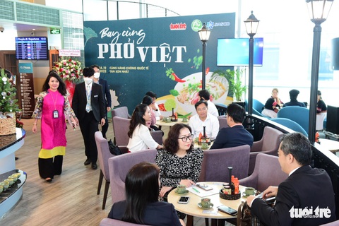 Bay cùng phở Việt: Thưởng thức tinh hoa ẩm thực sân bay - Ảnh 2. Bay cùng phở Việt: Thưởng thức tinh hoa ẩm thực sân bay - Ảnh 2.