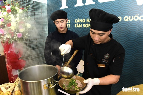 Bay cùng phở Việt: Thưởng thức tinh hoa ẩm thực sân bay - Ảnh 9. Bay cùng phở Việt: Thưởng thức tinh hoa ẩm thực sân bay - Ảnh 9.