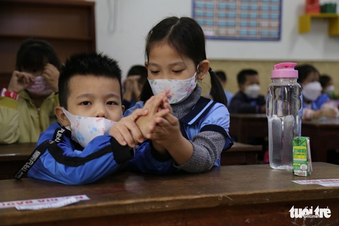 Đà Nẵng: Lo ngại học sinh lớp 5 ngồi cùng loại bàn với học sinh lớp 1 - Ảnh 1. Đà Nẵng: Lo ngại học sinh lớp 5 ngồi cùng loại bàn với học sinh lớp 1 - Ảnh 1.