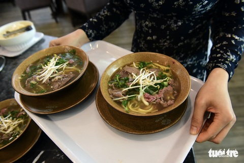 Bay cùng phở Việt: Thưởng thức tinh hoa ẩm thực sân bay - Ảnh 4. Bay cùng phở Việt: Thưởng thức tinh hoa ẩm thực sân bay - Ảnh 4.