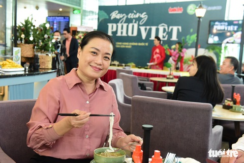 Bay cùng phở Việt: Thưởng thức tinh hoa ẩm thực sân bay - Ảnh 7. Bay cùng phở Việt: Thưởng thức tinh hoa ẩm thực sân bay - Ảnh 7.