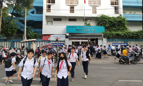 Hàng rong trước cổng trường: Vì sao nơi có, nơi không? - Ảnh 1. Hàng rong trước cổng trường: Vì sao nơi có, nơi không? - Ảnh 1.