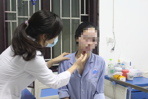 Làm đẹp cấp tốc đón Tết, đi cấp cứu không kịp - Ảnh 1. Làm đẹp cấp tốc đón Tết, đi cấp cứu không kịp - Ảnh 1.