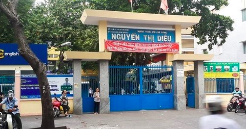 Thực hư thầy giáo nước ngoài ở quận 3 bị cho nghỉ dạy vì bênh học sinh - Ảnh 1. Thực hư thầy giáo nước ngoài ở quận 3 bị cho nghỉ dạy vì bênh học sinh - Ảnh 1.