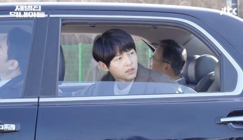 Hậu trường hài hước cảnh tai nạn của Song Joong Ki trong Reborn Rich - Ảnh 1. Hậu trường hài hước cảnh tai nạn của Song Joong Ki trong Reborn Rich - Ảnh 1.