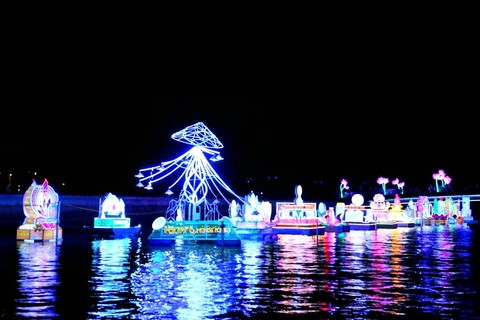 Năm nay hội hoa đăng Cần Thơ có thêm khinh khí cầu - Ảnh 1. Năm nay hội hoa đăng Cần Thơ có thêm khinh khí cầu - Ảnh 1.