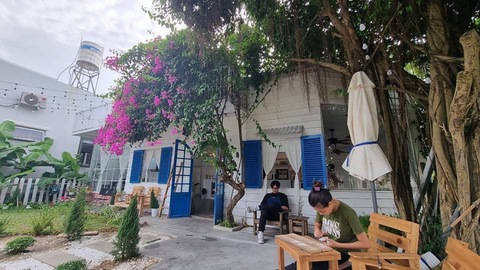 Một quán cà phê không nhận khách dưới 12 tuổi, dân mạng tranh cãi như mưa - Ảnh 2. Một quán cà phê không nhận khách dưới 12 tuổi, dân mạng tranh cãi như mưa - Ảnh 2.