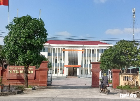 Nữ công chức bị khai trừ Đảng vì quan hệ bất chính, ghen tuông chém nhau - Ảnh 1. Nữ công chức bị khai trừ Đảng vì quan hệ bất chính, ghen tuông chém nhau - Ảnh 1.