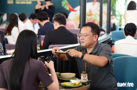 Độc đáo từng tô phở ở sân bay - Ảnh 1. Độc đáo từng tô phở ở sân bay - Ảnh 1.